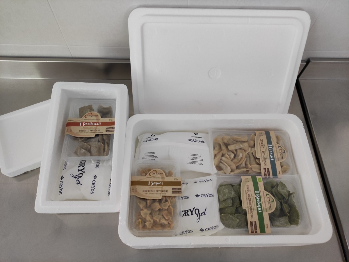 Foto dei ravioli in scatole isotermiche pronte per spedizione